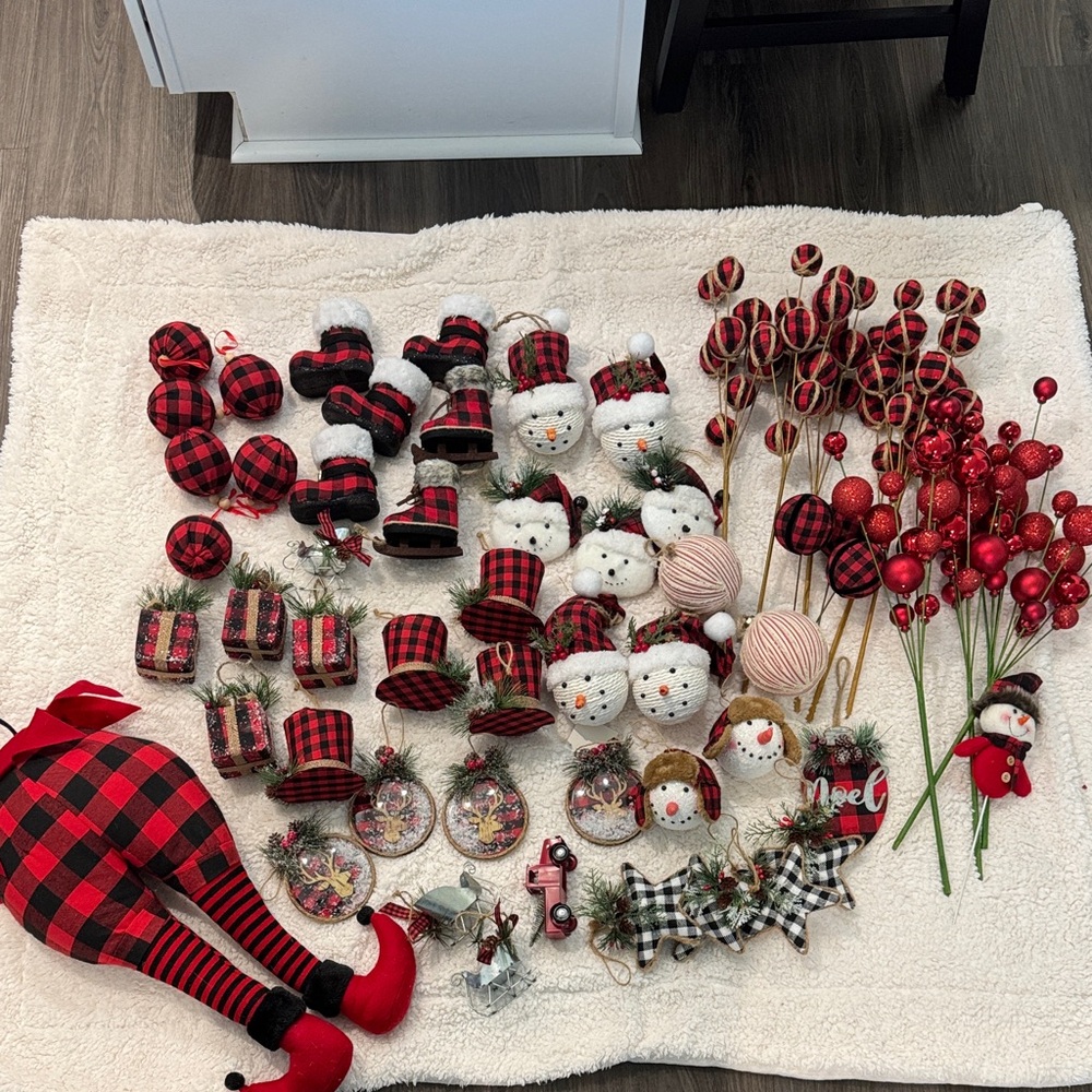 Plaid Holiday Ornaments Set